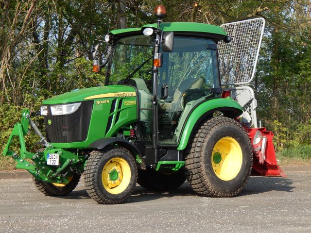 JOHN DEERE 3045R